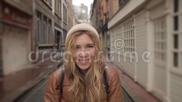 一位年轻时尚美丽的年轻千禧女子的肖像展现了她对镜头的微笑视频的预览图