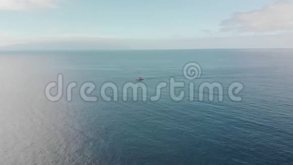 空中射击海上孤独的帆船孤独的概念加那利群岛特内里费视频的预览图