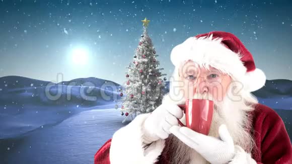 圣诞树旁的圣诞老人酒杯视频的预览图