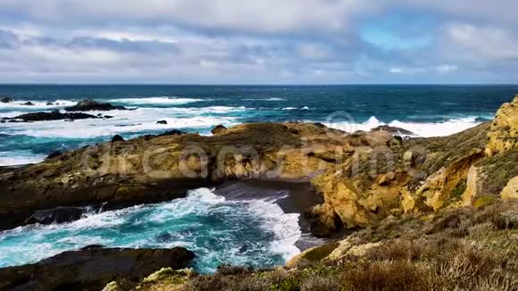 在多云的加州天气海浪拍打着悬崖视频的预览图