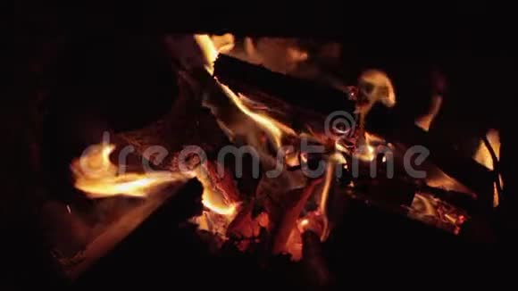 在炉子和壁炉里缓慢地燃烧着火焰拍摄特写镜头烧柴火和书报上的纸众议院视频的预览图