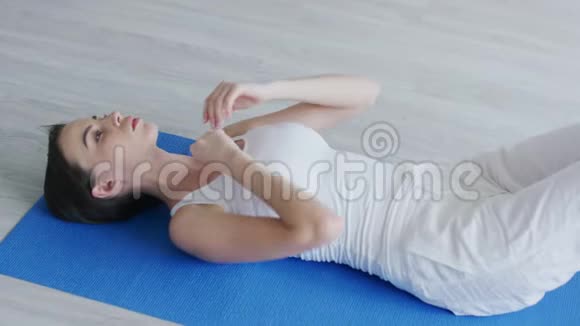 年轻女士在瑜伽垫上放松视频的预览图