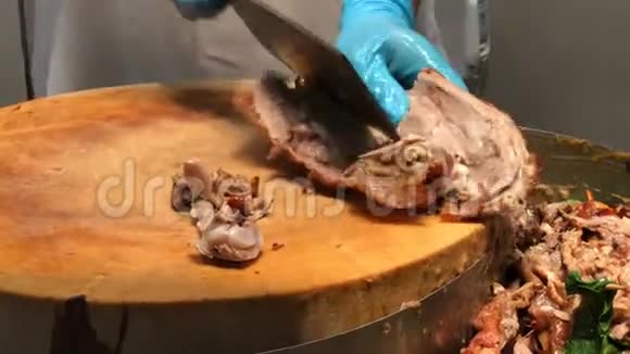 切制的烤鸡烤烤鸡将肉与肉分开视频的预览图