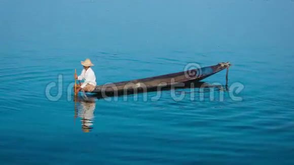 缅甸内勒湖传统的圈套捕鱼法视频的预览图