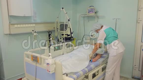 两名女护士探视病人并讨论他的病情4K视频的预览图