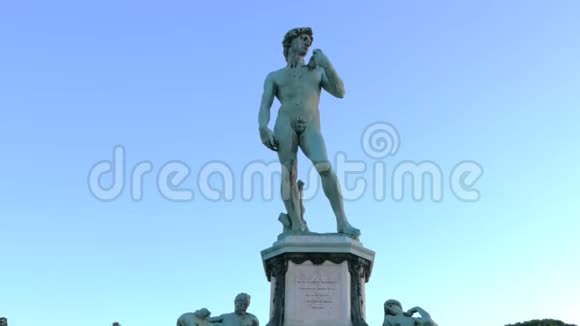 在佛罗伦萨的大卫铜像上倾斜的万向节视频的预览图