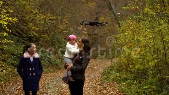 四架直升机射杀了一个幸福的家庭一位年轻的母亲带着她的两个孩子走过秋天的森林他们走着走着视频的预览图