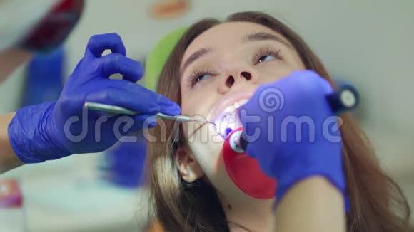 牙齿填充材料的美白特写牙医做程序视频的预览图
