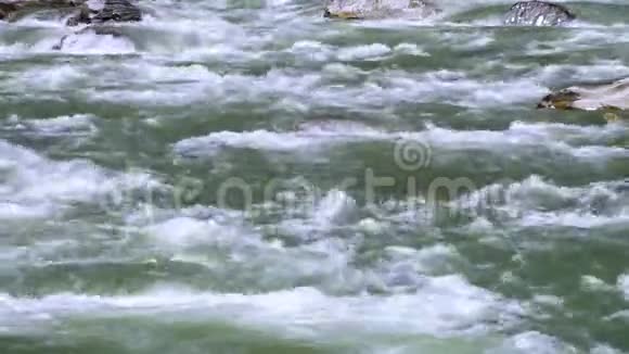 水在岩石上大量流动视频的预览图