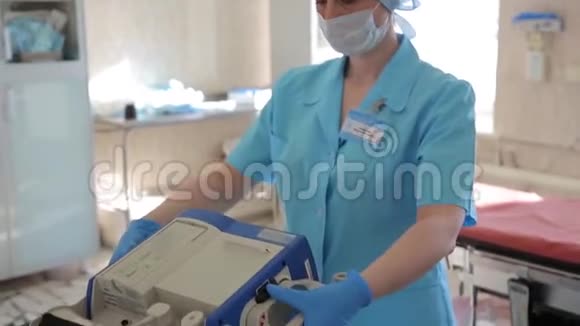 一位女外科医生为外科手术准备一台除颤器新的医疗技术4K视频的预览图