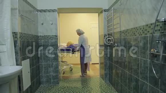 三名女护士将一名久坐不动的病人送到专门的房间去洗4K视频的预览图