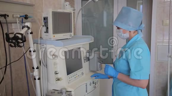 女护士为外科手术准备电子创新器械4K视频的预览图