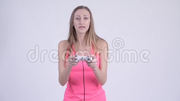 压力大的金发女人玩游戏输的画像视频的预览图