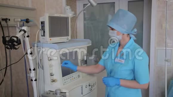 女护士为外科手术准备电子创新医疗器械新的医疗技术4K视频的预览图
