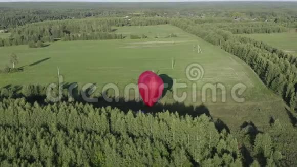 鸟瞰绿地心形气球浪漫之旅视频的预览图