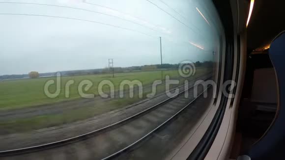 郊区火车的窗户俯瞰着铁路视频的预览图