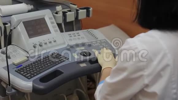 一位女医生正在一个超声波诊断工具后面工作医疗技术超声波设备4K视频的预览图