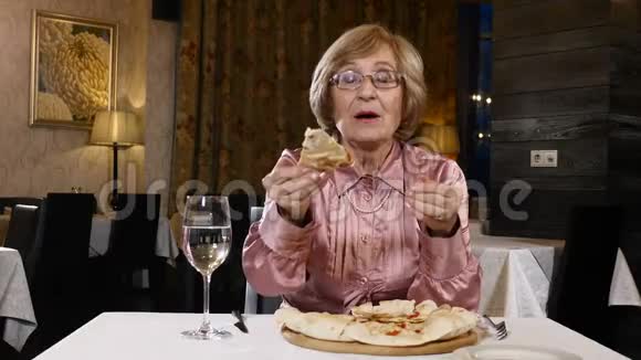 快乐活跃的高级生活理念一位老年妇女提供一块披萨或focaccia给相机一位退休妇女视频的预览图