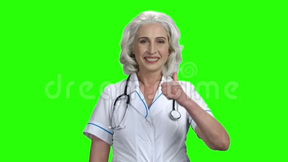 高级女医生出现拇指视频的预览图