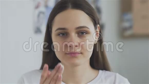 女人敷面膜保湿护肤霜看镜头视频的预览图