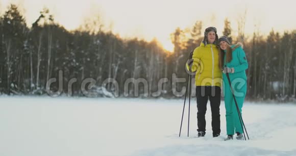 家庭滑雪者周末一起在树林里滑雪健康的生活方式和积极的休息视频的预览图