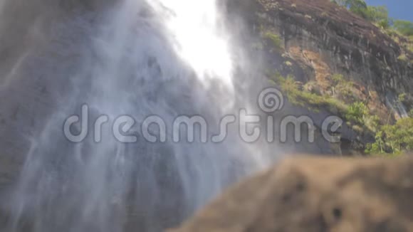 美丽的白色瀑布被热带阳光照亮视频的预览图