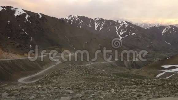 在山区危险的道路上交通视频的预览图