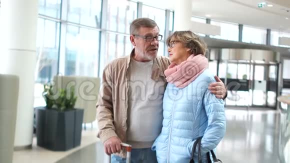 成熟的情侣在机场和一个手提箱相爱一男一女的浪漫旅程视频的预览图