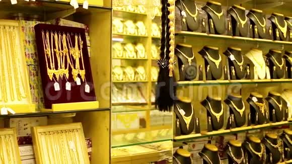 珠宝店橱窗中的一套金项链链子和金手镯美丽的金色刘海和金色耳环视频的预览图