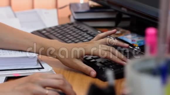 在一台个人电脑的黑色键盘上女性的特写视频的预览图