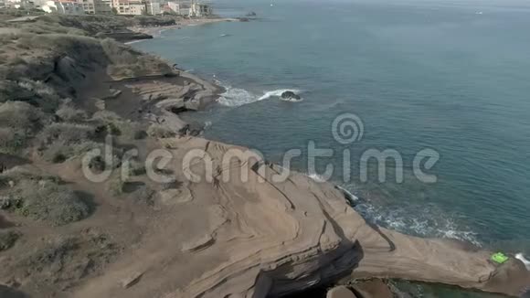 空中拍摄的岩石火山海岸视频的预览图