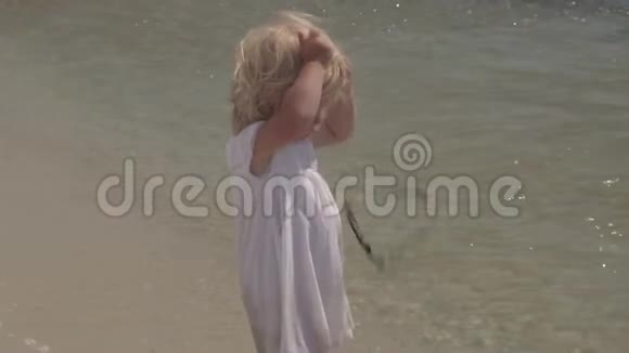 在海岸戴太阳镜的小女孩视频的预览图