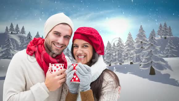 冬季夫妇在圣诞节旁边喝杯酒视频的预览图
