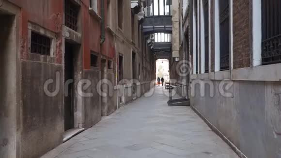 威尼斯狭窄的街道视频的预览图