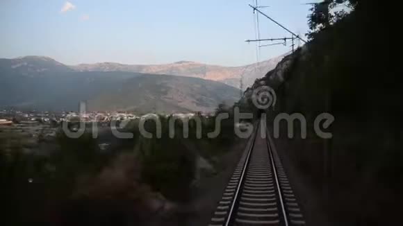 火车在铁路上穿过乡村沿着铁路行驶视频的预览图