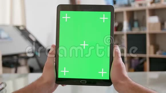 曼斯波夫用绿色屏幕垂直拍摄平板电脑视频的预览图