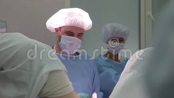 医院手术组使用手术器械进行妇科手术4K视频的预览图