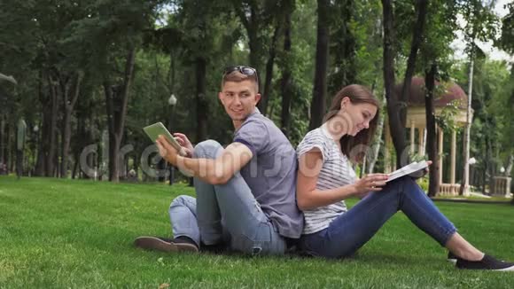 一男一女在公园里学习视频的预览图