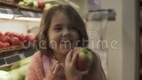 手里拿着苹果的快乐小女孩视频的预览图