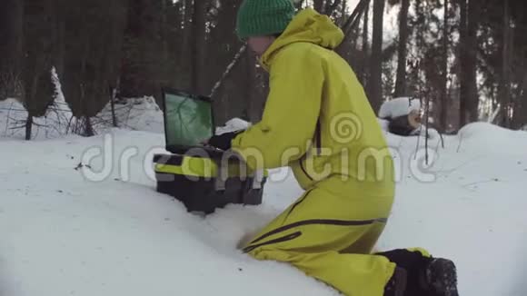 运动服生态学家在带绿色屏幕的笔记本电脑上工作视频的预览图