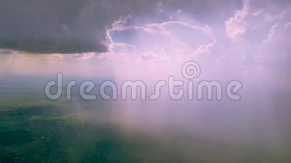 蓝天上的云和太阳射线从一架飞行飞机的窗户射出选择性重点视频的预览图