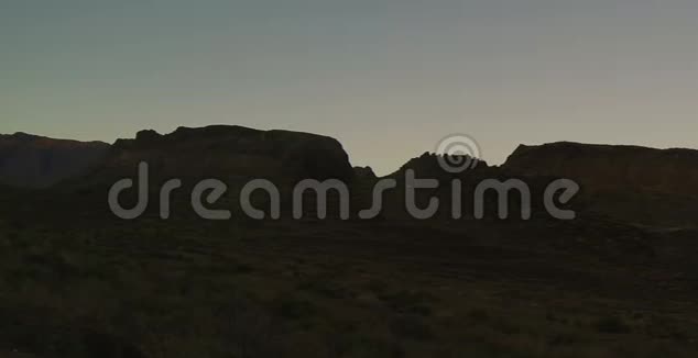 日出时间在遥远的沙漠山脉大卡那利视频的预览图