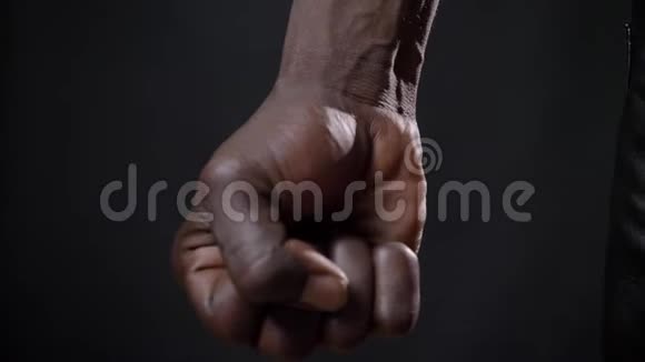 近距离拍摄非洲男子血管强壮的手美丽的肌肉身体隔离在黑色背景视频的预览图