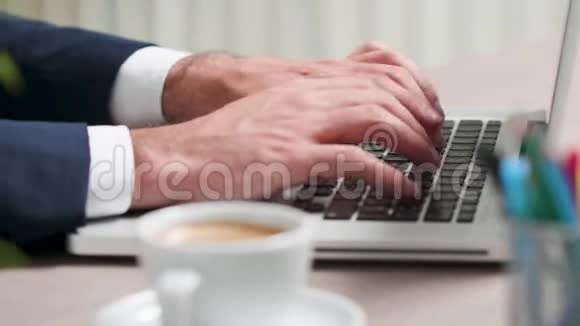 关闭选择性聚焦男性手在键盘上打字视频的预览图