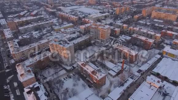 日落时苏联小镇的空中轮廓视频的预览图