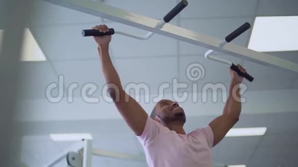 非洲裔美国人在健身房的水平杆上拉杠健康的生活方式视频的预览图