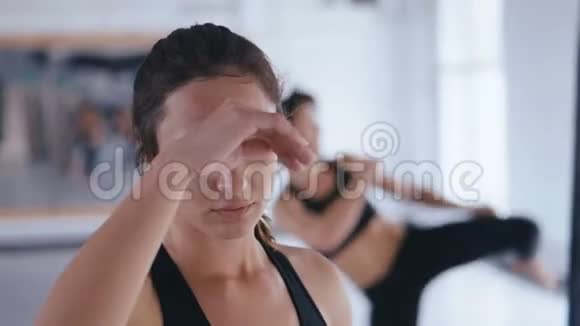在健身房训练后疲惫的漂亮跆拳道女人的肖像健身训练后有魅力的女运动员视频的预览图