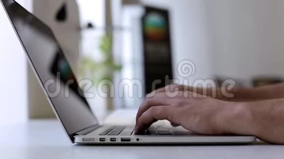 一个在笔记本电脑上工作并分析图表的人视频的预览图