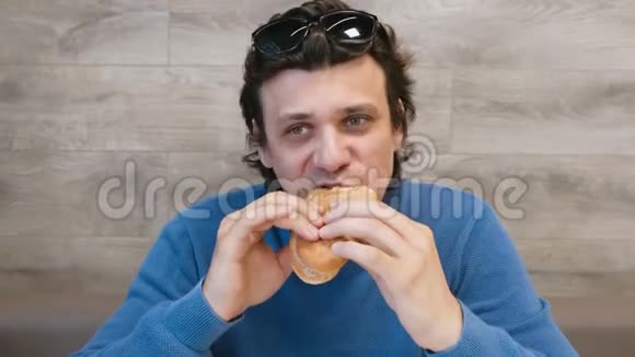男人在咖啡馆里吃热狗视频的预览图