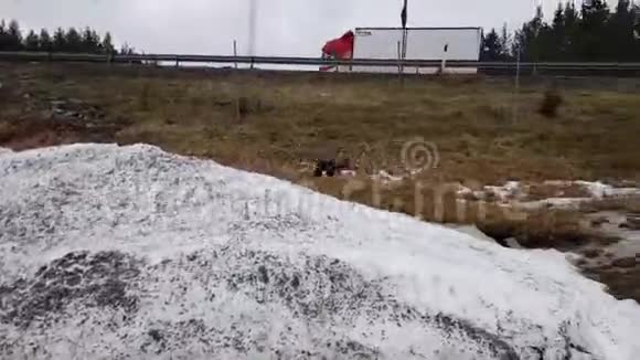 短片展示五颜六色的RC玩具汽车在雪地上跳跃和降落在草地上视频的预览图